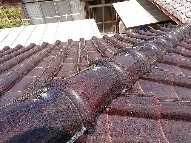 瓦屋根の棟全体